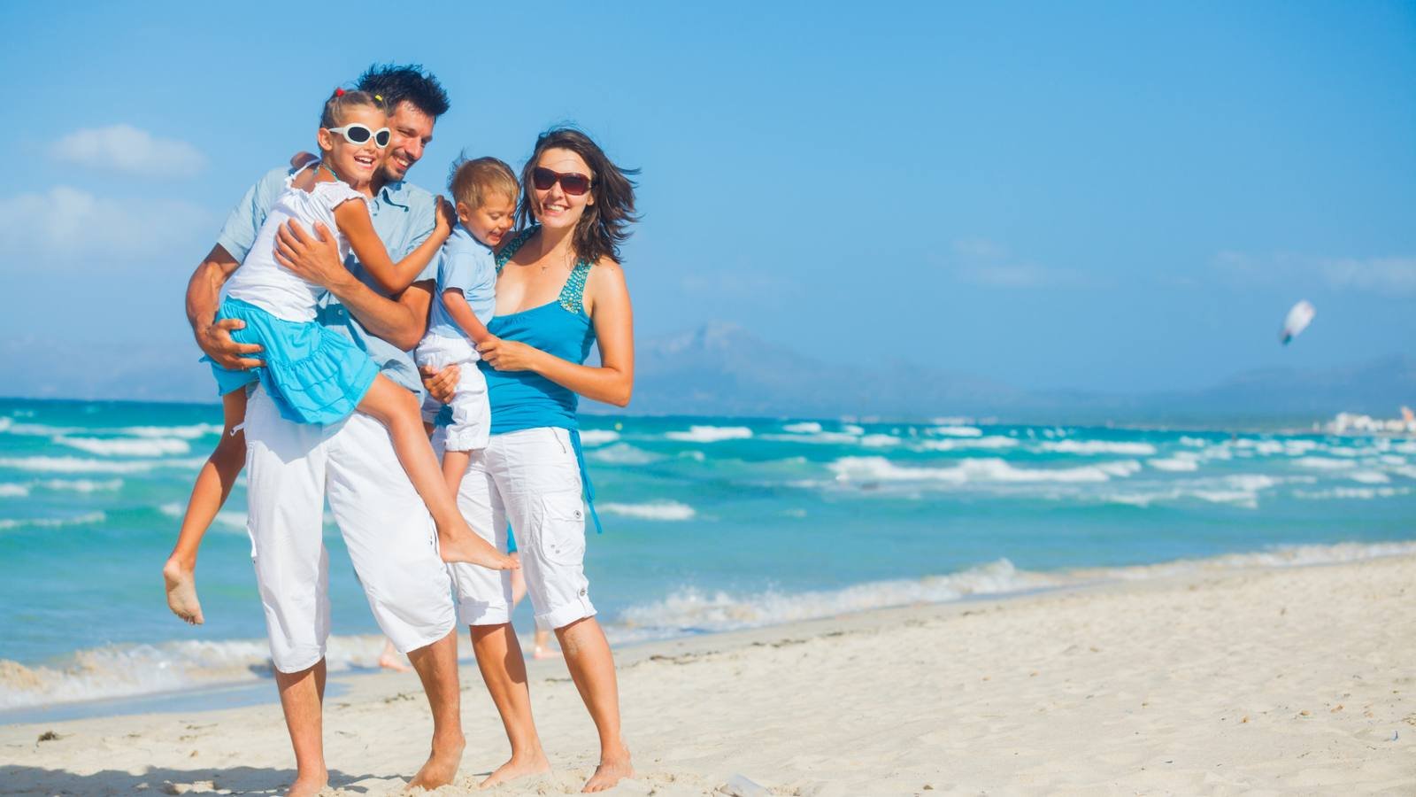 Familia disfrutando la playa en Cancún