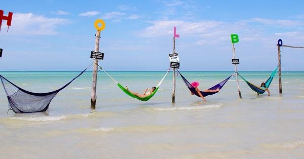 Hamacas en el mar de la Isla Holbox
